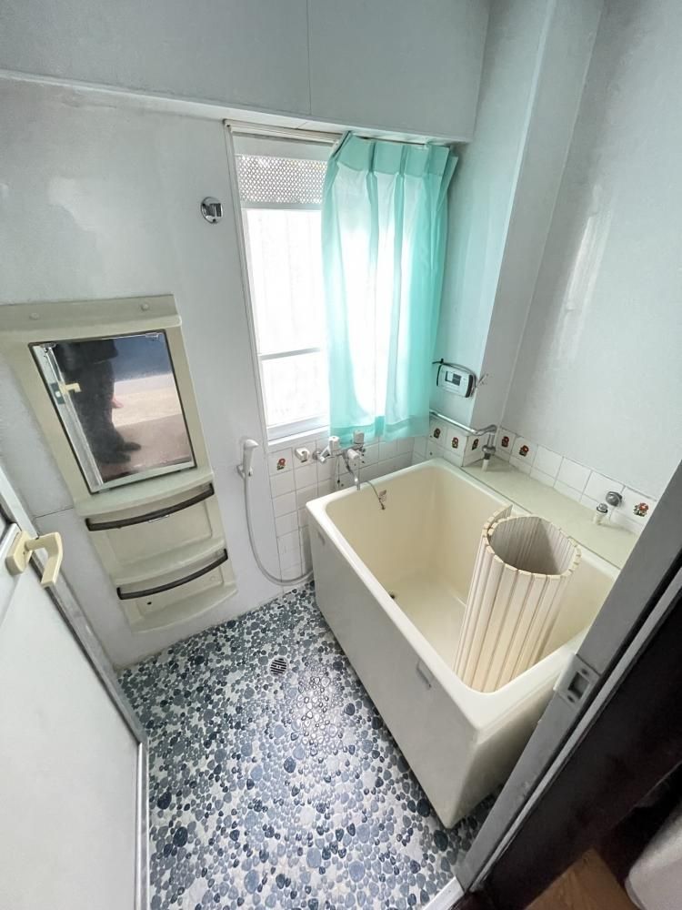 【バス】　浴室は、室外別室となります。